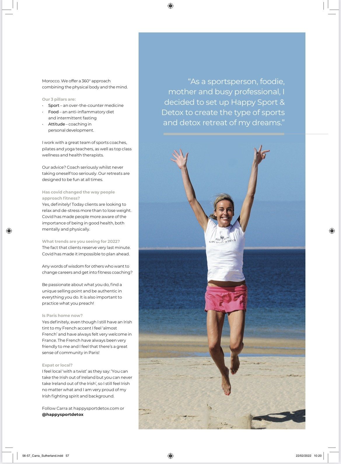 Une femme saute en l'air sur une plage avec ses bras en l'air.