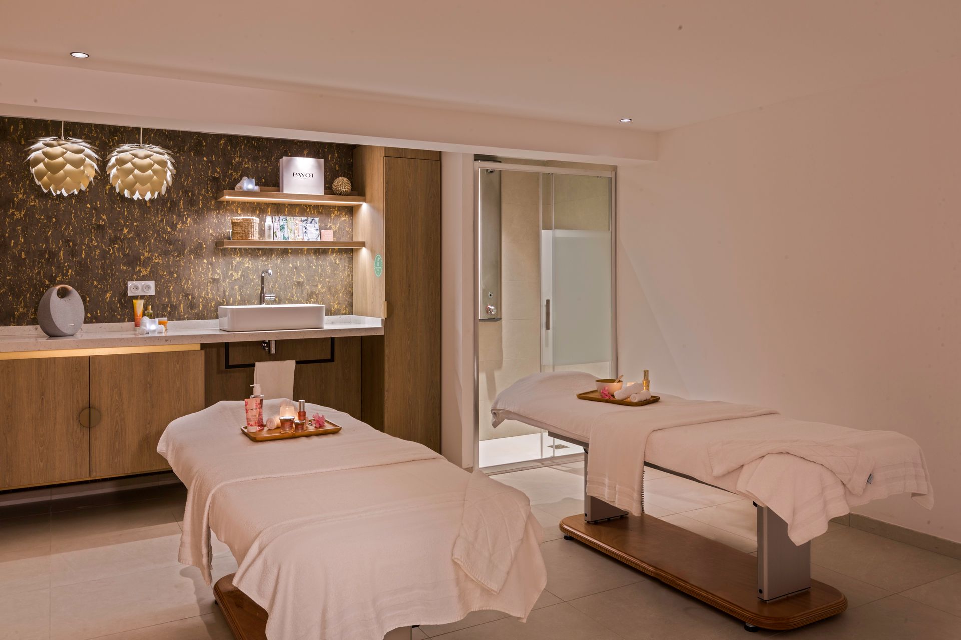 Une grande piscine intérieure avec beaucoup de chaises autour.