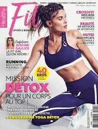Une femme est sur la couverture d'un magazine.