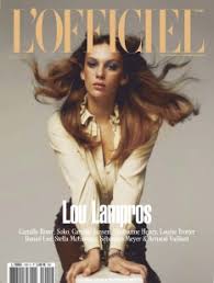 Une femme est sur la couverture du magazine l'officiel