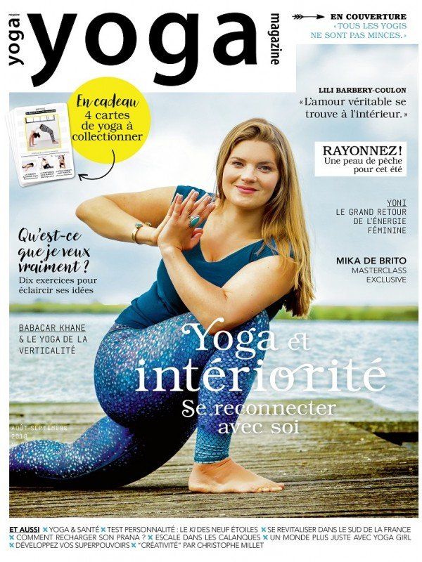 Une femme est sur la couverture d'un magazine de yoga.