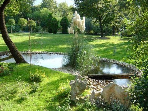 laghetto artificiale nel giardino