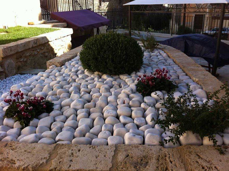 decoro per giardino  con pietre bianche
