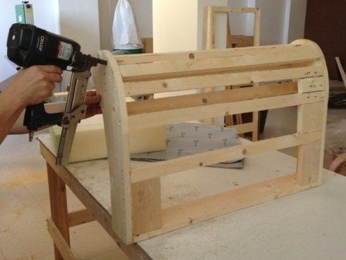 Montaggio struttura in legno di un divano