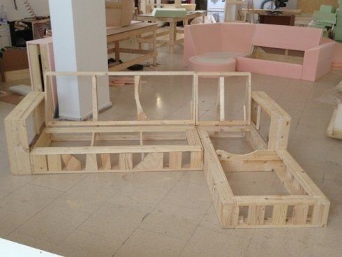 Struttura in legno di un divano componibile