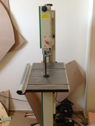 Macchina per costruzione di divani