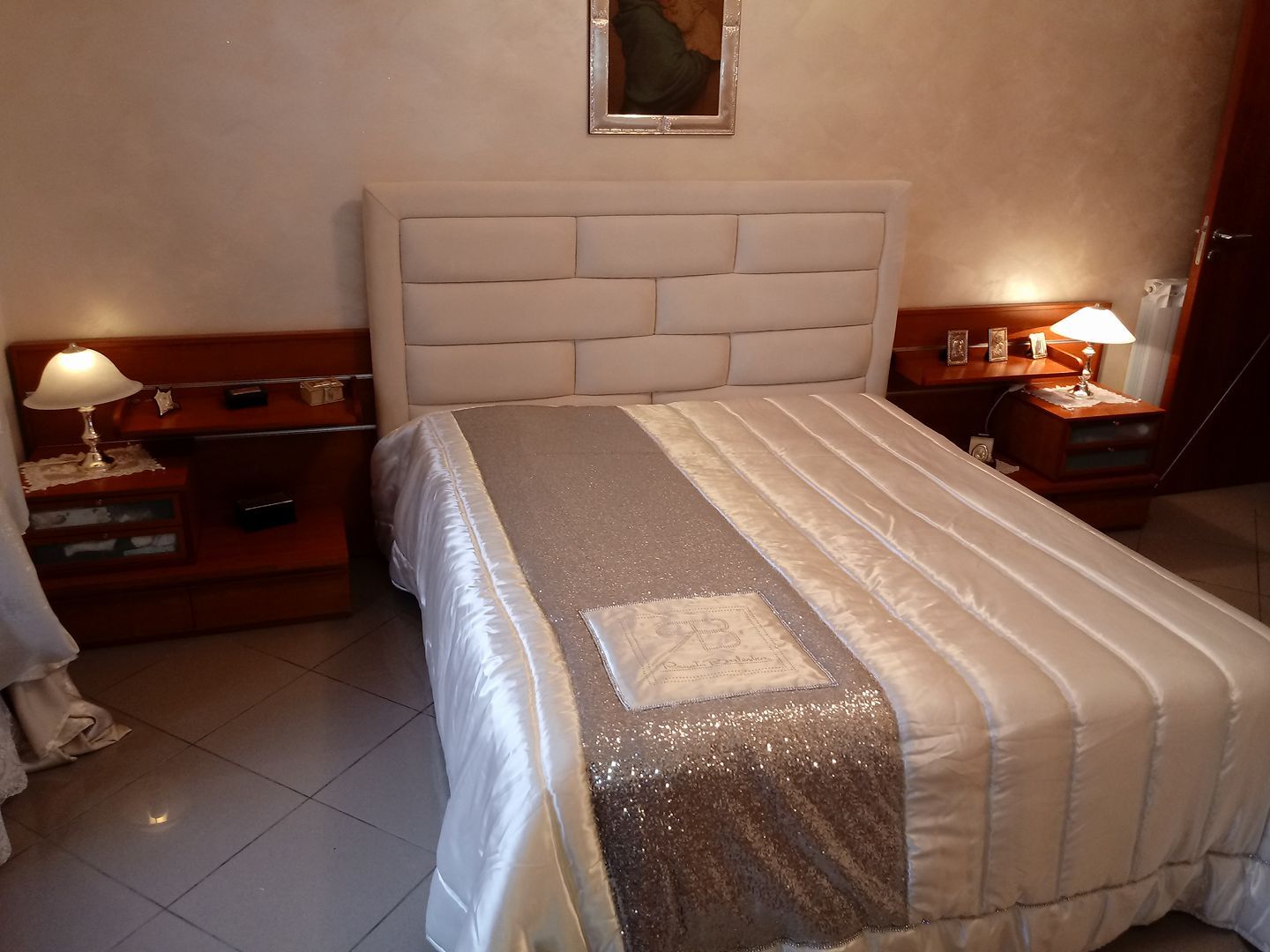 letto con testiera imbottita