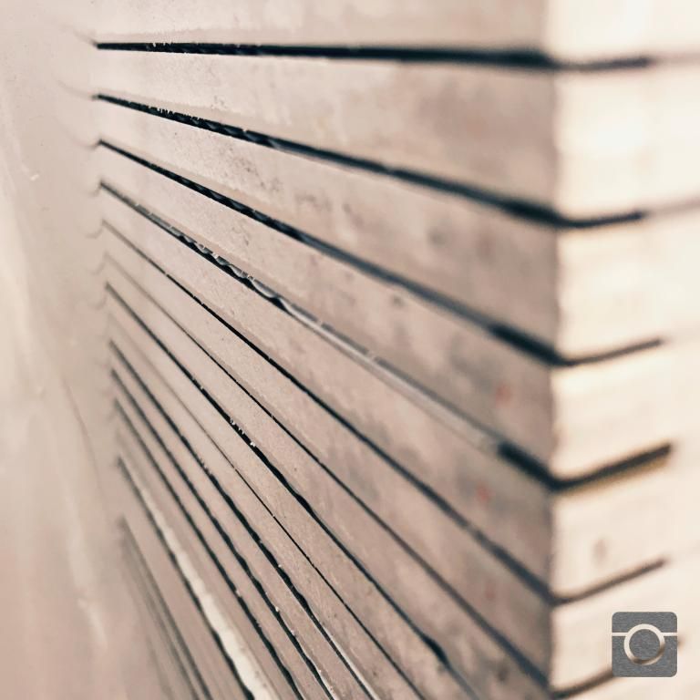 Pila di assi di legno grigie, vista ravvicinata dall'angolo, prospettiva angolata.