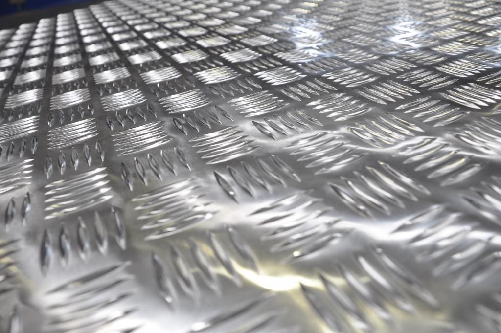 Superficie metallica con piastra diamantata.