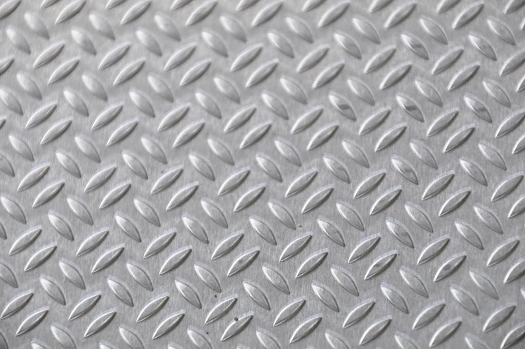 Superficie metallica argentata con finitura a diamante.