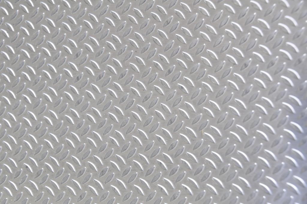 Superficie metallica con piastra diamantata.