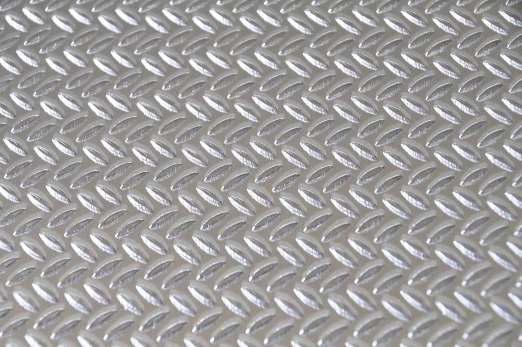 Superficie testurizzata color argento, a forma di piastra diamantata.