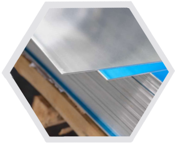 Pila di lamiere lucide, con bordo ricoperto da pellicola protettiva blu.