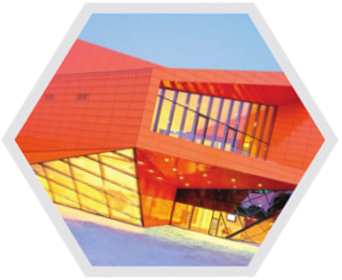 Moderno edificio arancione con grandi finestre e design geometrico.