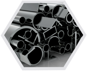 Assortimento di tubi e barre di metallo lucido in varie forme e dimensioni.