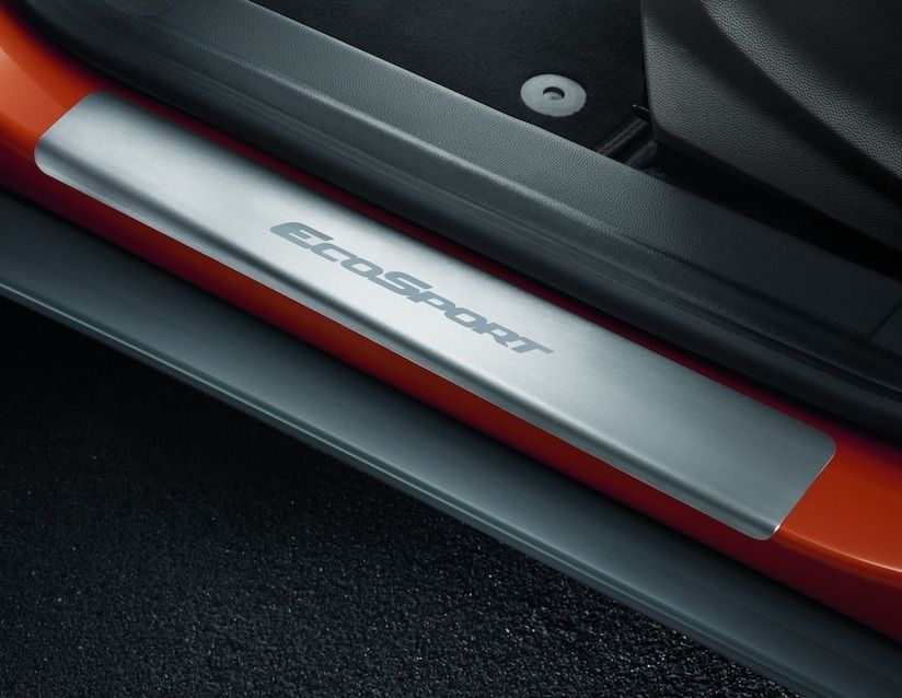 Soglia della portiera della Ford EcoSport con finiture argentate, scritta 