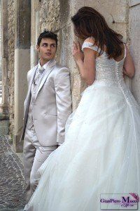 sposa di spalle che guarda lo sposo