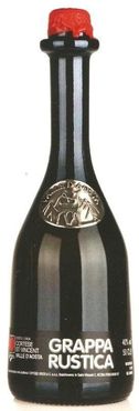 Una bottiglia di alcol con un'etichetta attaccata