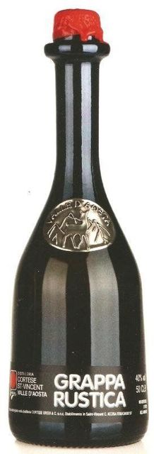 Una bottiglia di alcol con un'etichetta attaccata