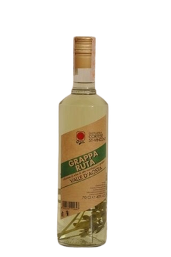 Una bottiglia di grappa mirtillo su sfondo bianco