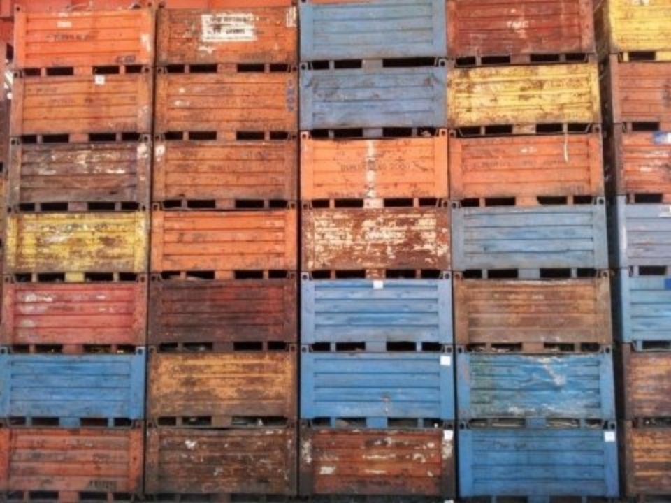 casse di rifiuti metallici