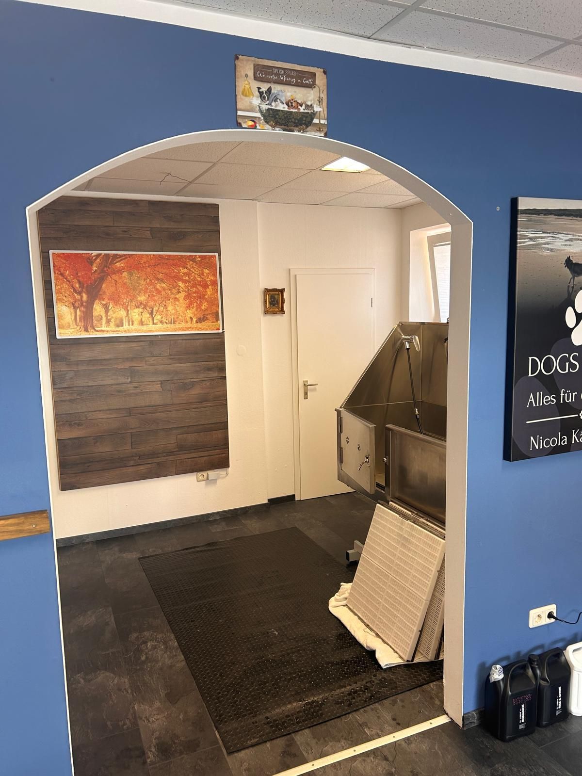 Ein Zimmer mit einem Schild mit der Aufschrift „Hunde“ darauf
