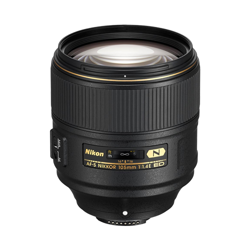 Objectif macro Nikon AF-S Micro 105 mm f/2.8G ED ; boîtier noir avec accents dorés, lentilles visibles, isolé.