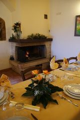 sala del ristorante con camino