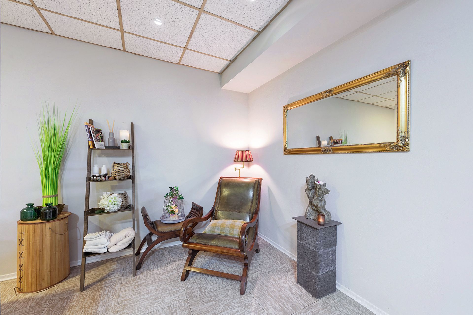 Im Zimmer gibt es einen Stuhl und einen Spiegel.