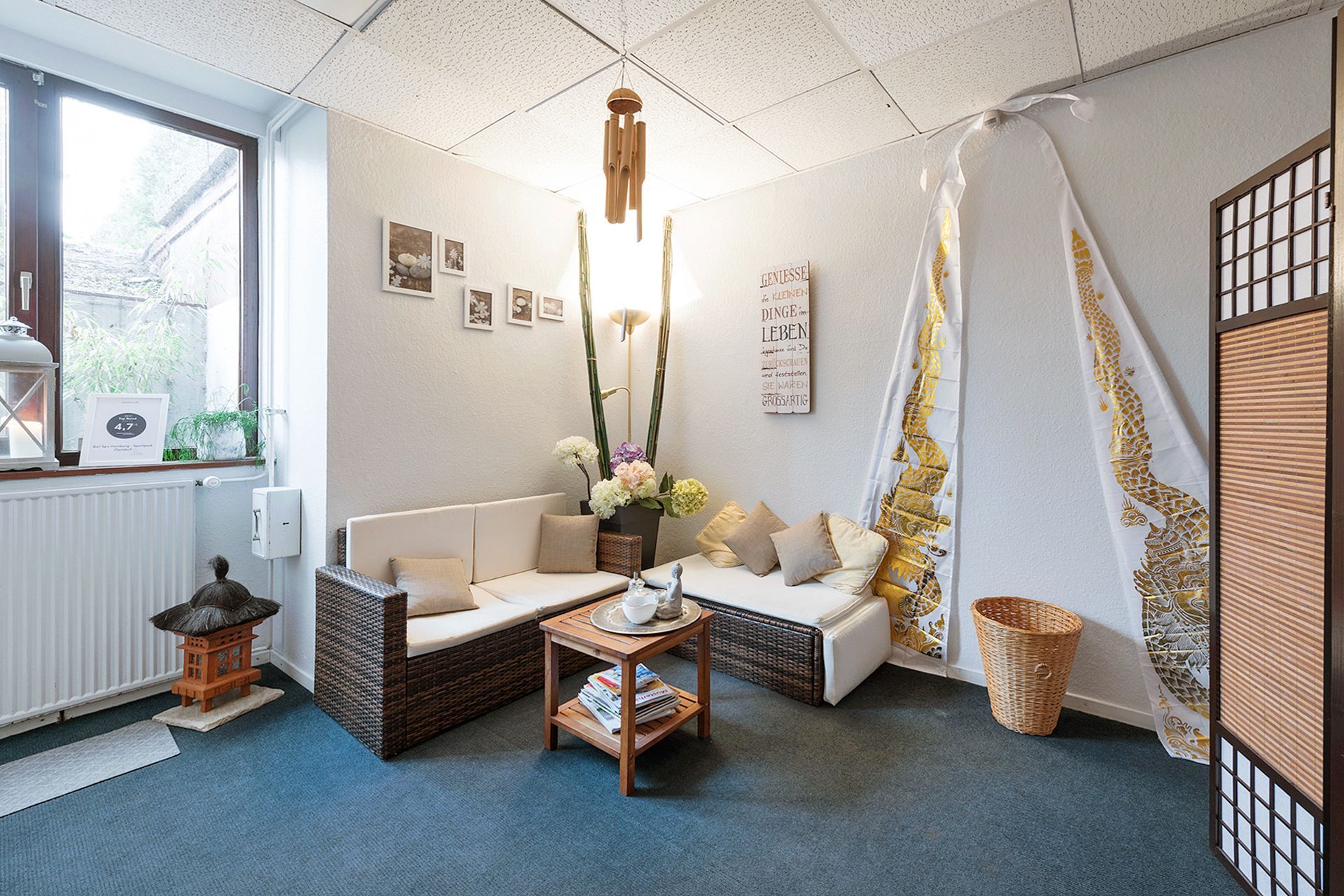 Ein Wohnzimmer mit einer Couch und einem Tisch