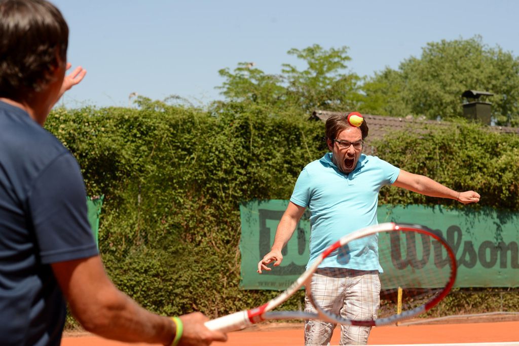 Zwei Männer spielen Tennis auf einem Wilson-Platz