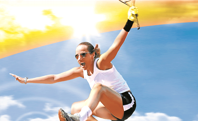 Eine Frau springt in die Luft und hält dabei einen Tennisschläger