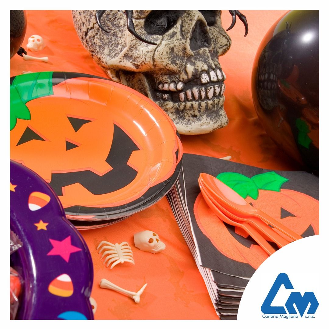 Un'immagine di decorazioni di Halloween con un teschio sullo sfondo