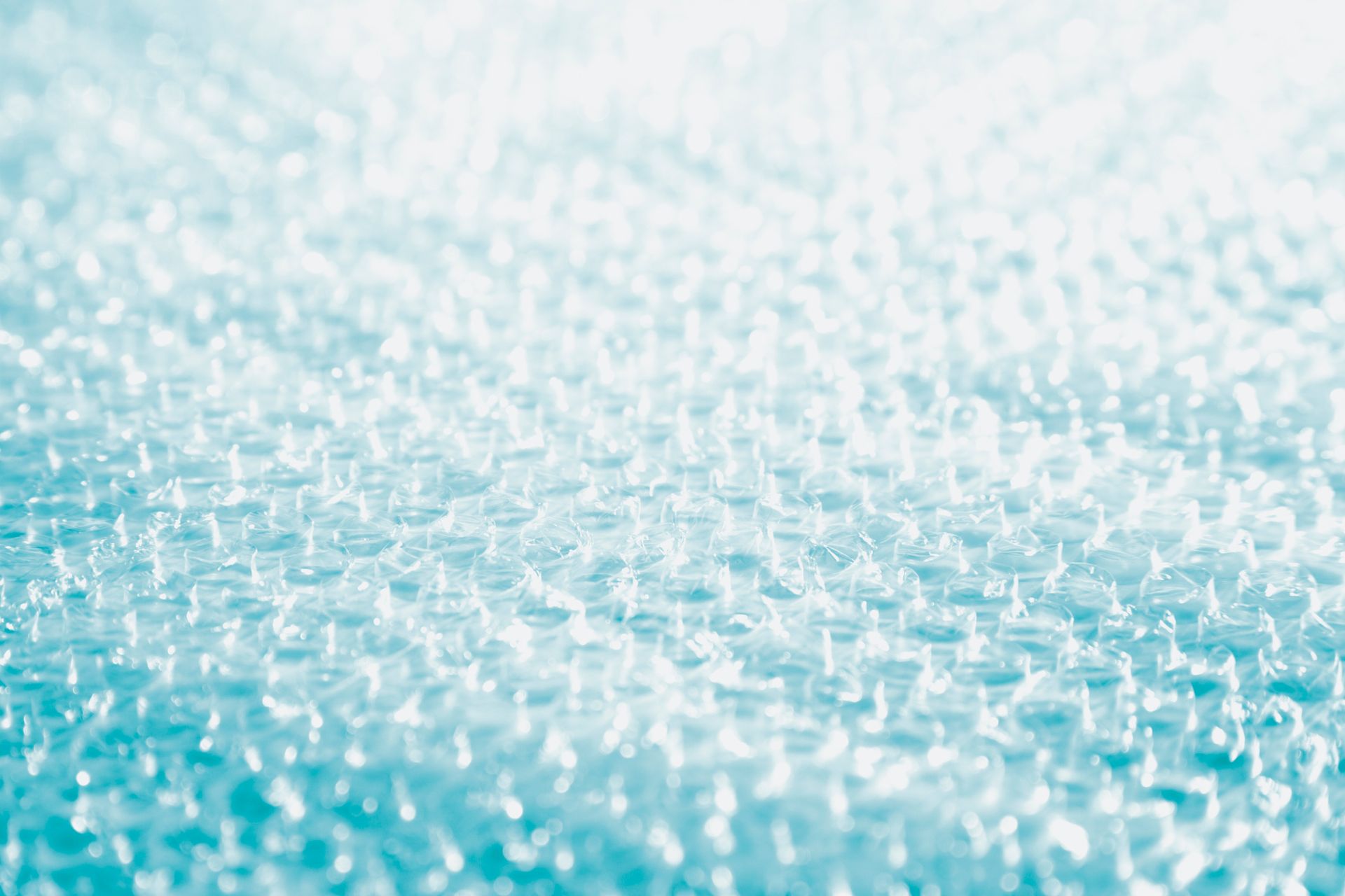 Un primo piano di un mucchio di neve su uno sfondo blu.