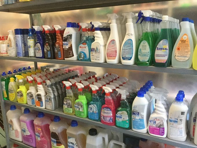 Uno scaffale pieno di tanti prodotti per la pulizia diversi