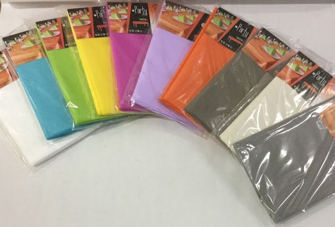 Un mucchio di tovaglioli di diversi colori sono appoggiati su un tavolo