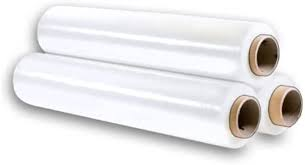 Tre rotoli di pellicola trasparente sono impilati uno sopra l'altro su uno sfondo bianco.