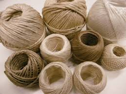 Un mucchio di gomitoli di lana sono appoggiati uno sopra l'altro su un tavolo.