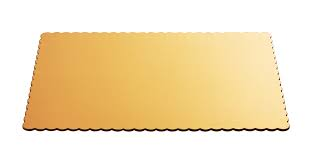 Un vassoio per torta dorato con bordo smerlato su sfondo bianco.