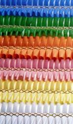 Un mazzo di nastri di colori diversi sono impilati uno sopra l'altro.