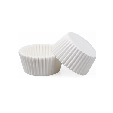 Due pirottini di carta bianchi per cupcake sono impilati uno sopra l'altro su uno sfondo bianco.