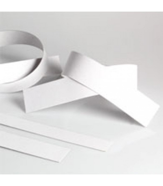 Un mucchio di fogli di carta bianca su un tavolo