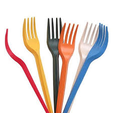 Un mucchio di forchette di plastica di diversi colori su uno sfondo bianco.