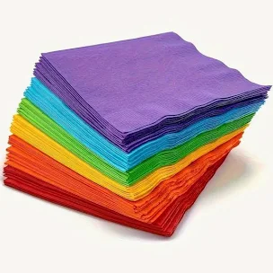 Una pila di tovaglioli color arcobaleno su uno sfondo bianco.