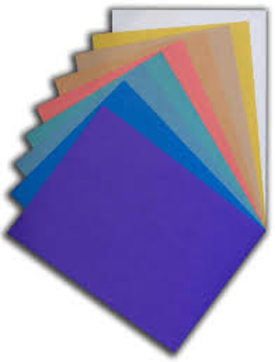 Un mucchio di fogli di carta di colori diversi sono impilati uno sopra l'altro.