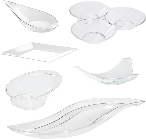 Una varietà di ciotole e piatti di plastica trasparente su uno sfondo bianco