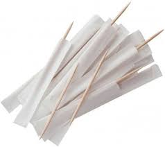 Una pila di stuzzicadenti di legno avvolti in carta bianca su uno sfondo bianco.
