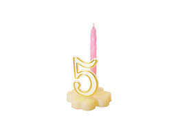 Una candelina di compleanno rosa e oro con il numero cinque.