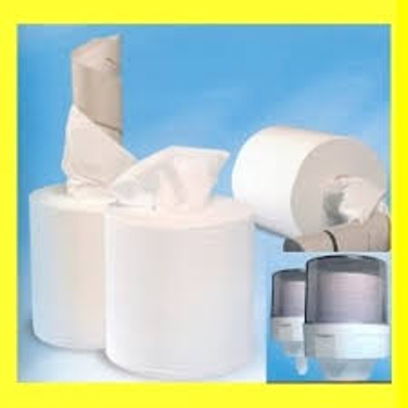 Tre rotoli di carta igienica sono appoggiati uno accanto all'altro su un tavolo.