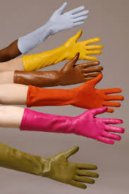 Un gruppo di persone che indossano guanti di pelle di diversi colori.